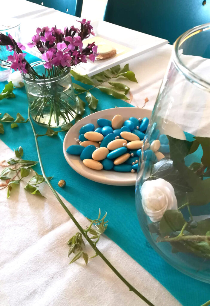 	deco-table-communion-turquoise-blanc-or